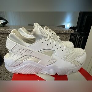 Nike Air Huarache Red and White Box Label
